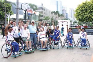 THE Pilipinas Warriors with (extreme left, back row) their coach Vernon Perea, PHILSPADA chairman Michael Barredo (third from left), and British Embassy officials at the Great British Festival in Bonifacio Global City. (Photos by Manny Llanes)